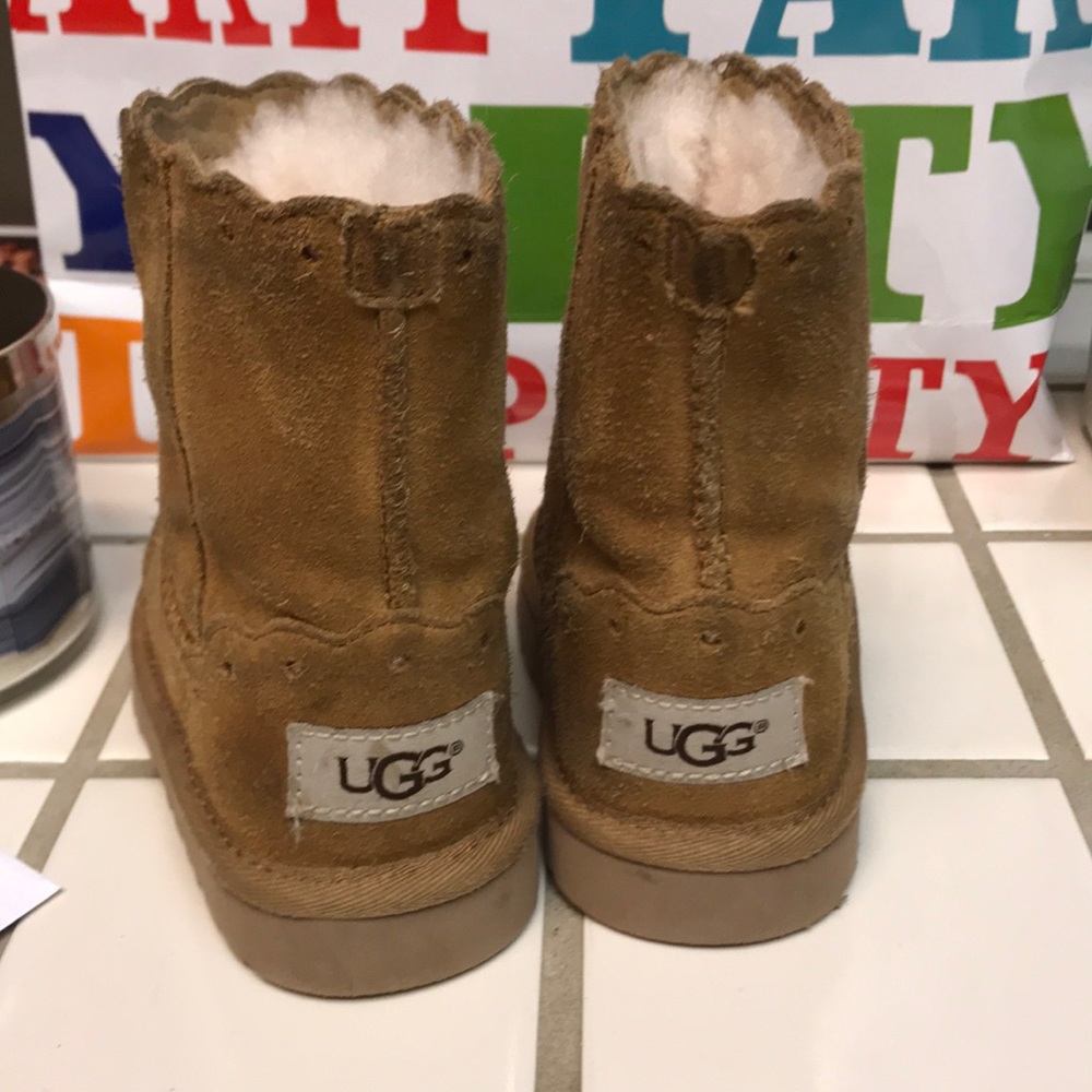 Little girls Ugg’s size 8